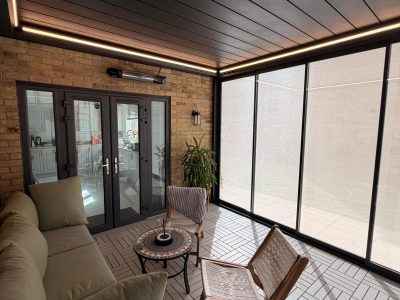 Bioclimatic retractable pergola with sliding glass doors and perimeter LED lighting in Basingstoke, UK.